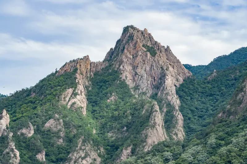 Seoraksan Hiking Guide: Ulsanbawi and Daecheongbong hiking trail in Korea