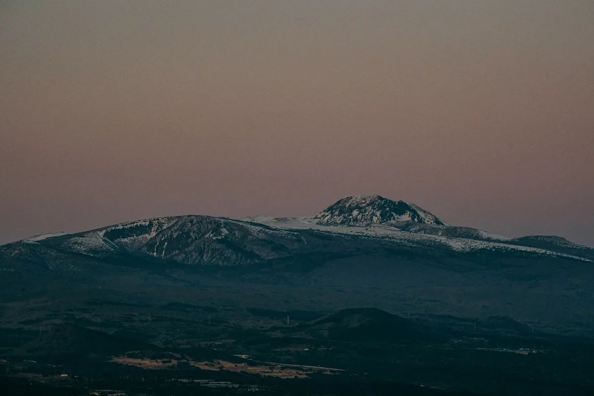 Hallasan Seongpanak trail 1100m wetland boardwalk mist